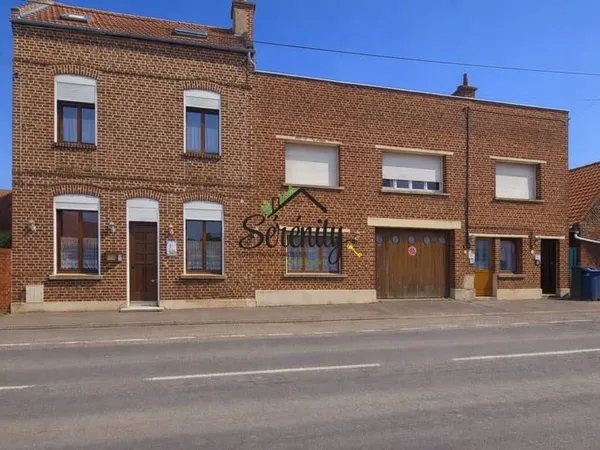 Immeuble avec 2 locataires et une maison