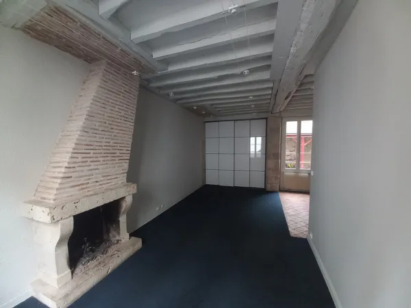 Grand F2 rénové 48m2 hyper centre Orléans dans bel immeuble ancien.