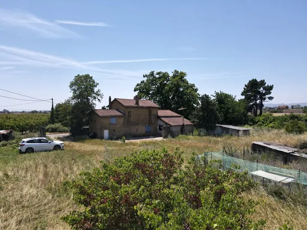Corps de ferme à rénover intégralement sur 8 586 m2 de terra