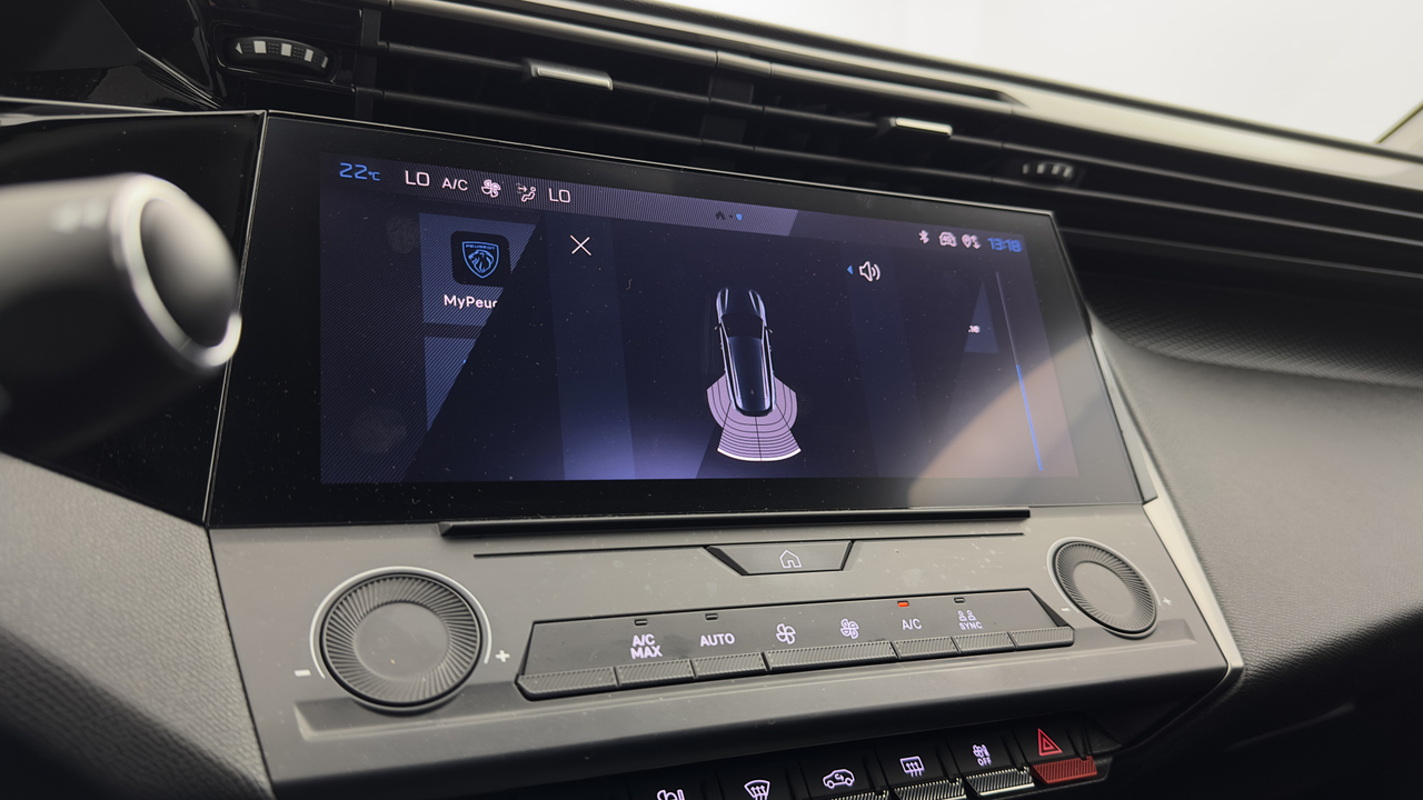 Peugeot 308 SW PHEV 180 e-EAT8 — photo 26
