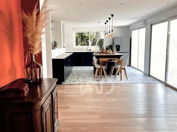 Maison 6 pièces 196 m²