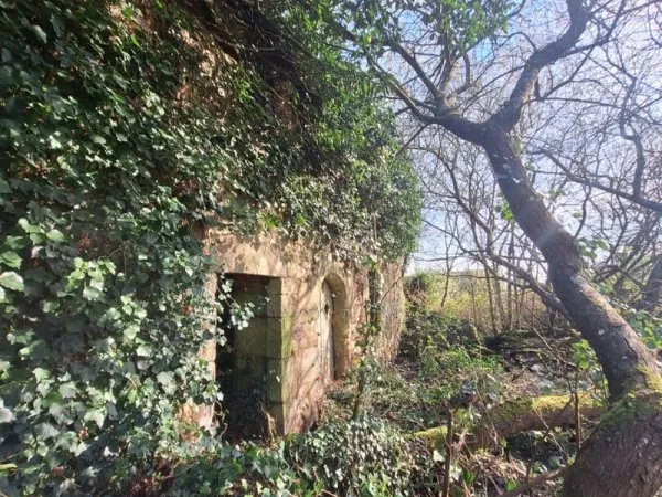 Terrain non constructible avec bâtisse en pierres en ruine, pour jardin ou espace de loisirs