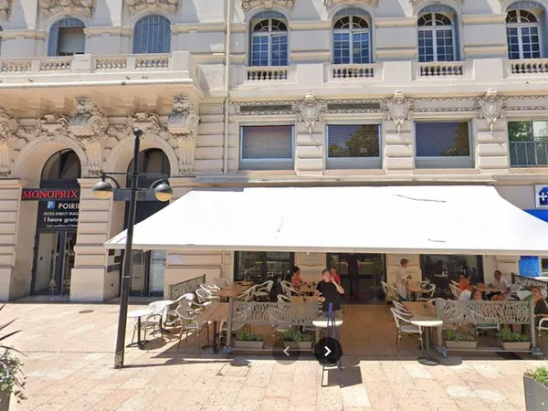 à louer - local commercial 84 m² + 183 m² - antibes centre - place de gaulle