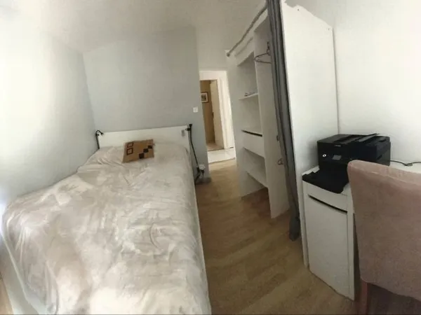 Chambre meublée
