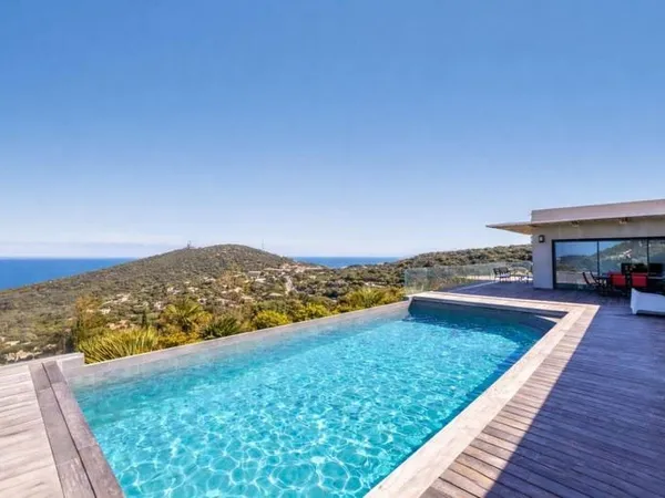 Maison 5 pièces 240 m²