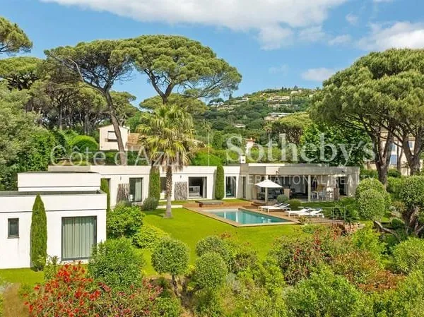 Co exclusivité villa contemporaine à vendre à Grimaud avec vue m