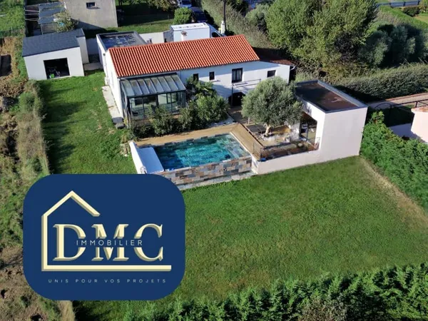 Maison avec piscine et grand garage