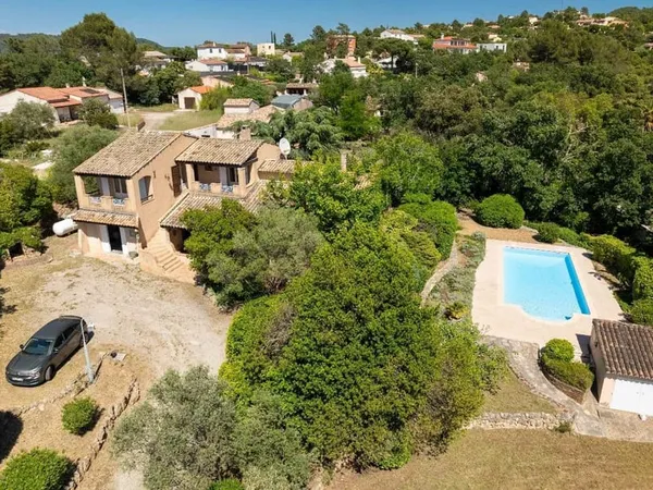 Grand villa provencale avec studio.
