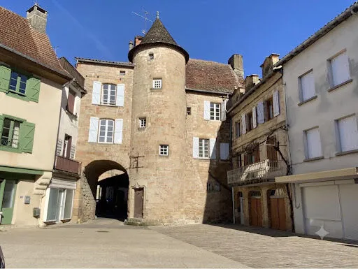 Ensemble immobilier de caractère comprenant une maison d'habitation d'environ 120 m² avec boutique d