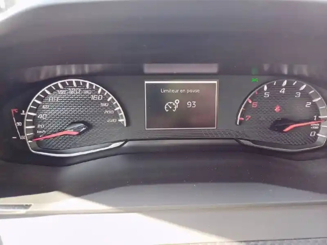 Peugeot 208 puretech 100 s&amp;s eat8 — photo 20
