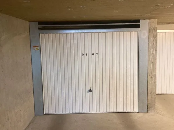 Garage, box 30 m² pour deux voitures stockage garde-meuble dans résidence sécurisée
