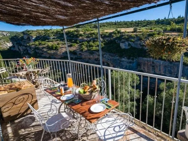 Vente maison comprenant un appartement T4 et deux commerces