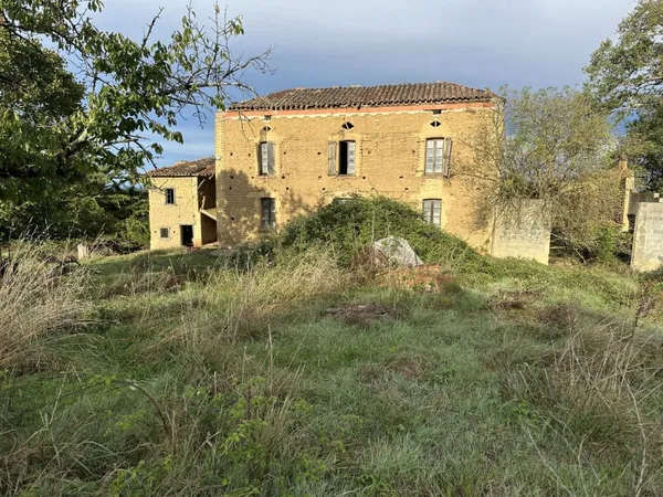 ferme à renover entierement avec 18 HA libre