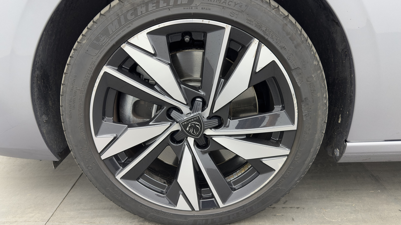 Peugeot 308 SW PHEV 180 e-EAT8 — photo 9