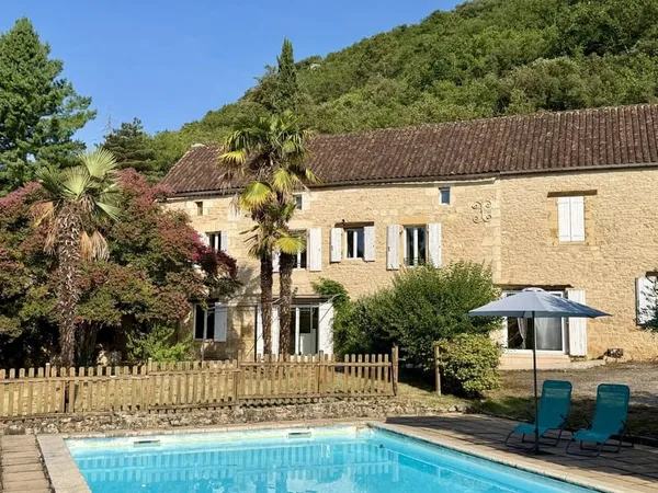 Ensemble de deux maisons avec piscine au coeur d'un village du Périgord Noir