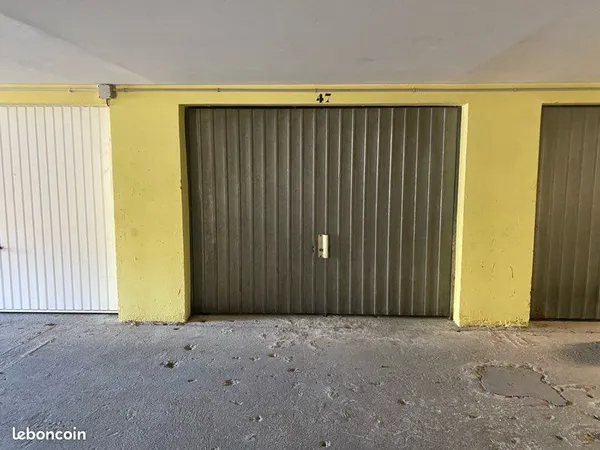 Garage fermé 17 m² - 250 m douane de Moillesulaz