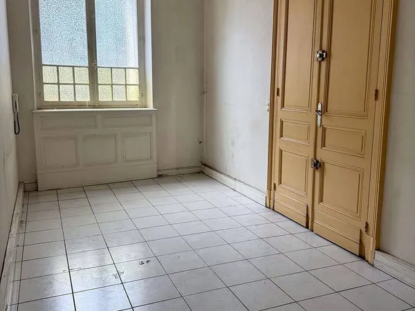 Bureau 76 m²