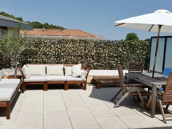 Aix-en-Provence / Les Milles - T2 meublé 42 m², terrasse 30 m², dernier étage, climatisation et park