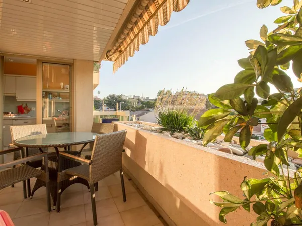 ST LAURENT DU VAR - BORD DE MER - 2 PIECES 61m²