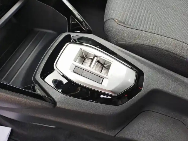 Peugeot 2008 hybrid 145 e-dcs6 — photo 14