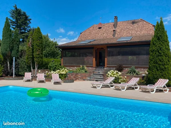 Grande maison familiale avec jardin et piscine. Au calme