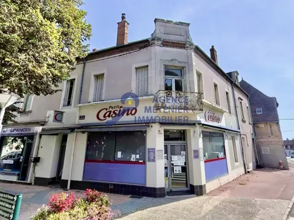 Immeuble de caractère avec commerces, appartements et dépend