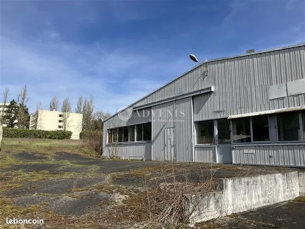 Local logistique 867 m²