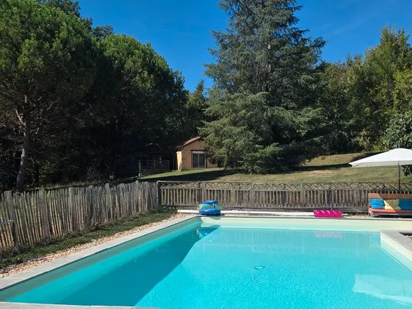 Maison en pierre avec gîte / où Maison d'amis. Piscine et calme