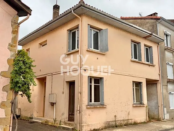 Maison en centre-ville, à rénover, 3 chambres et une cour intérieure