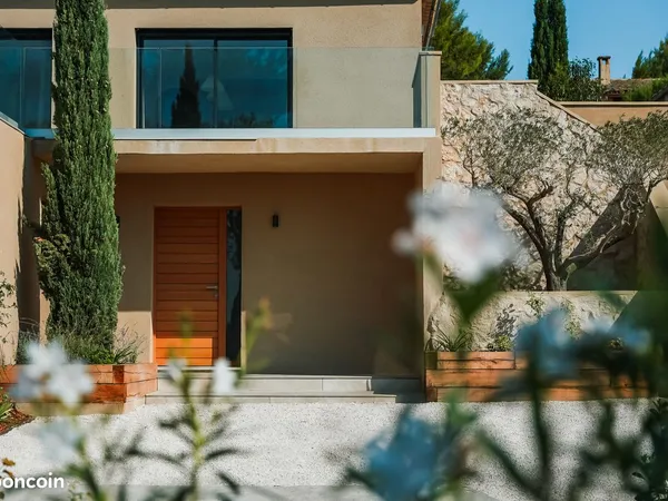 Villa contemporaine d'exception avec piscine à débordement - Noves