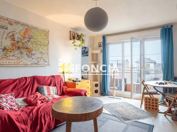 Appartement T3 au pied du tram avec balcon et parking