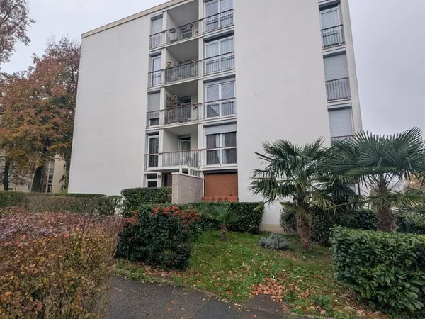 Appartement 4 pièces avec parking, pour investisseur.