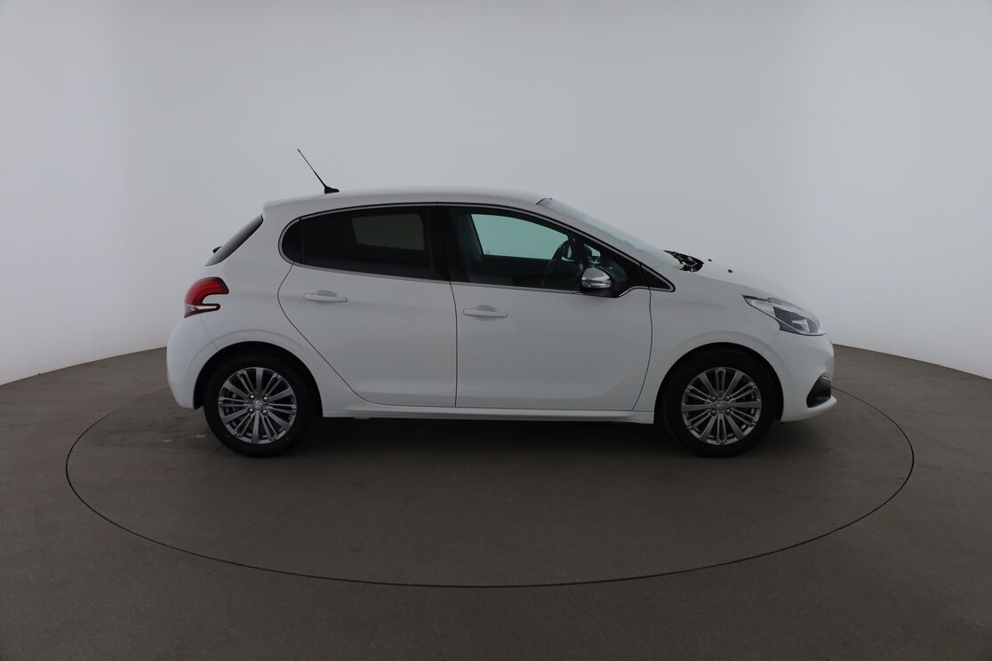 Peugeot 208 1.2 PureTech Allure EAT6 — photo 6