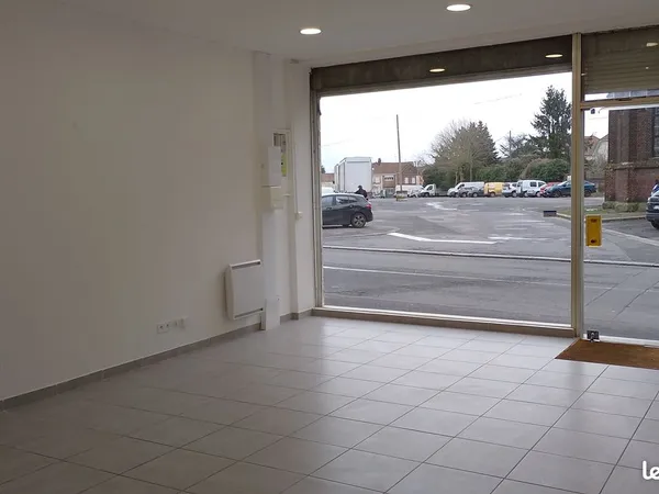 Local commercial refait à neuf face à un grand parking gratuit de 150 places
