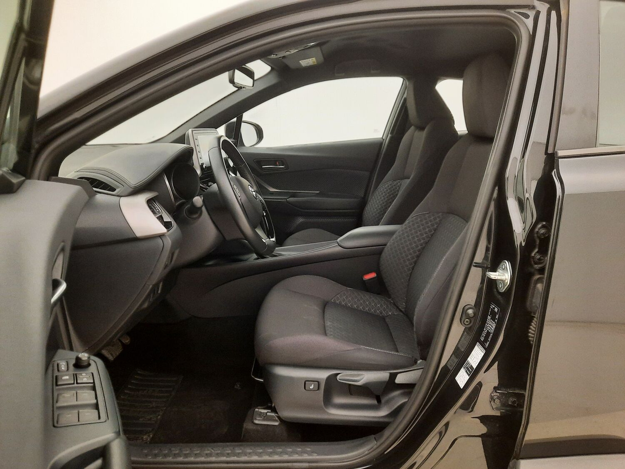 Toyota C-HR — photo 9