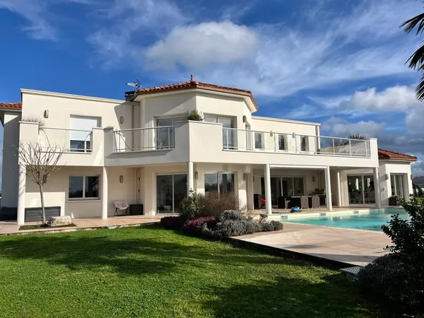 Maison 7 pièces 356 m²