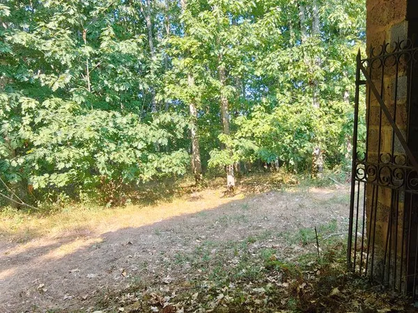 Grange à transformer en habitation avec prairie et forêt de 2 hectares 700