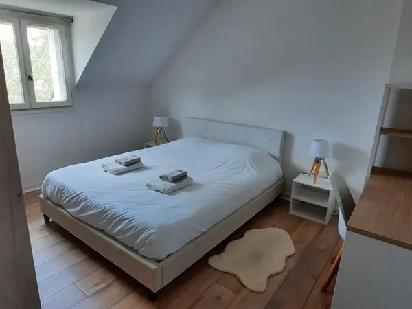 Grande chambre en maison