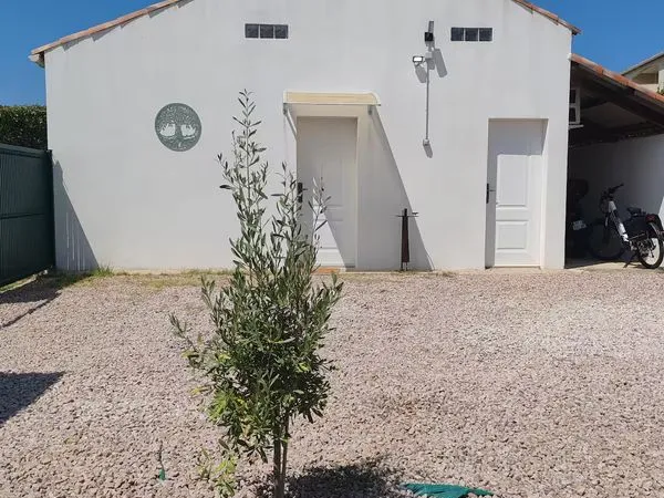 T2 meublé climatisé 44m² - terrasse + parking fermé - Afa
