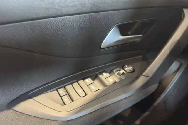 Peugeot 308 hybrid 145 e-dcs6 — photo 18