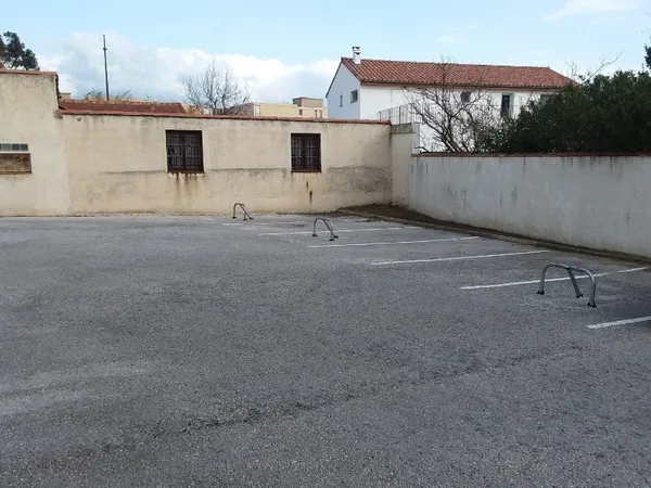 Deux places de parking extérieures, Avenue Joseph Raynaud