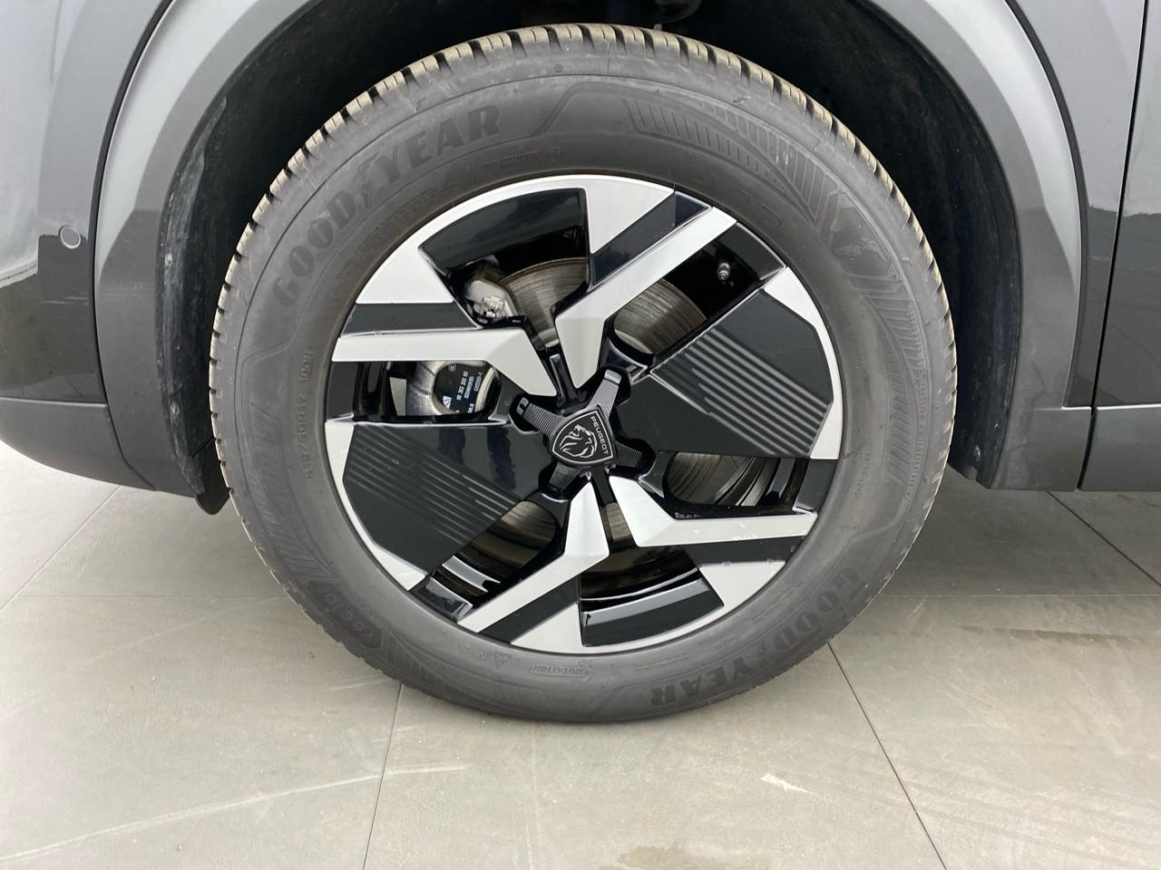 Peugeot 2008 hybrid 145 e-dcs6 gt — photo 11
