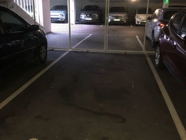 Place de parking couverte et sécurisée