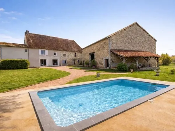 Maison du Périgord avec étang et 4 ha