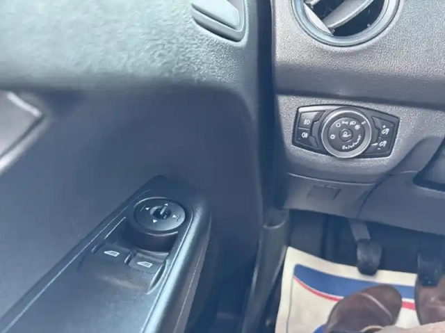 Ford Transit Courier fourgonnette 1.5 tdci 100ch stop&amp;start trend — photo 6