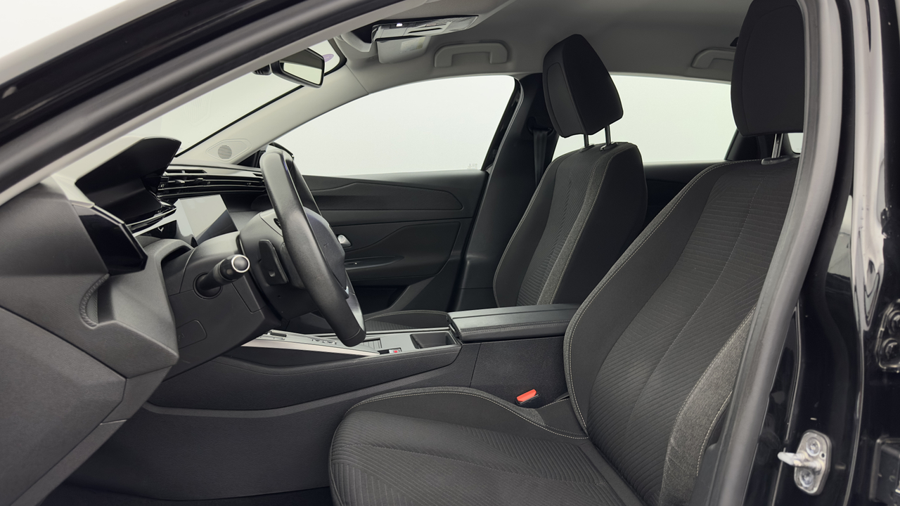 Peugeot 308 SW PHEV 180 e-EAT8 — photo 11