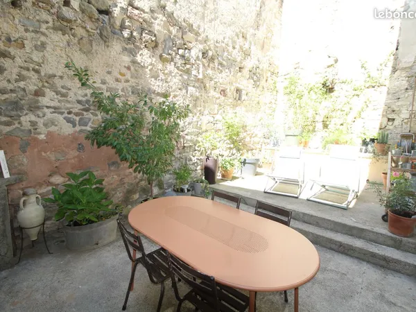 Propriété entièrement rénovée avec cour, au calme dans un village avec café-restaurant. Totalement r