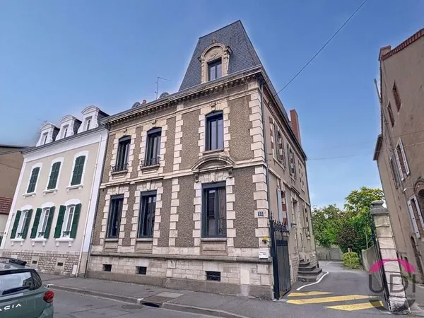 Maison de caractère transformée en bureaux haut de gamme