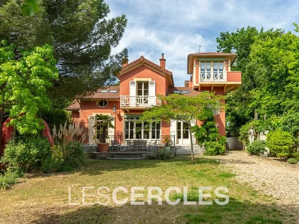 Maison 9 pièces de 215 m² et deux maisons d'invités