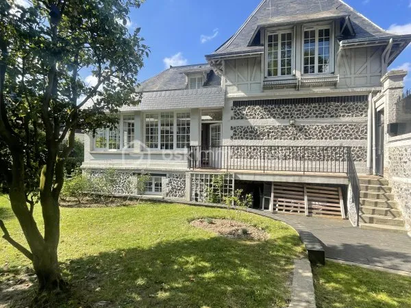 Maison 8 pièces 270 m²
